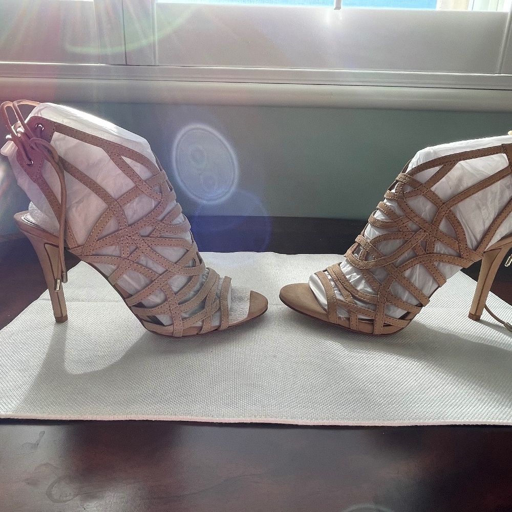 Gianni Bini, size 6 , beige skin tone,  suede,